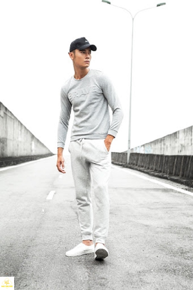 Áo thun tay dài nam với quần jogger